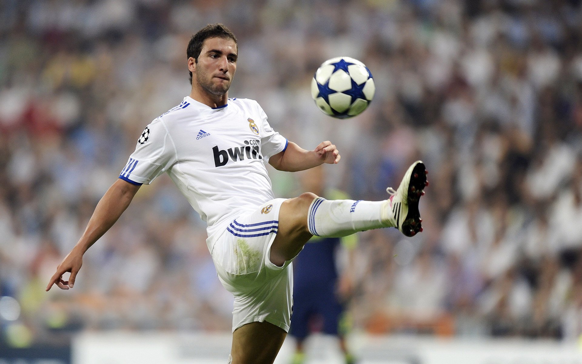 “传感器与图像识别的双重护航——裁判判罚更科学、更公平的技术路径”